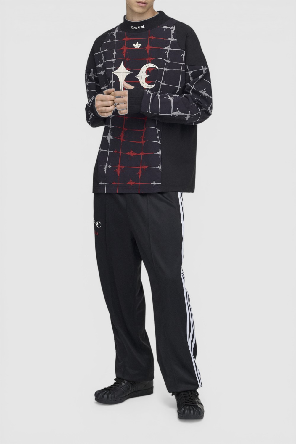 תמונת כל הלוק של חולצת טי שרוול ארוך אדידס X ת&rsquo;אג קלאב